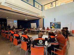 Porteros y vigilantes de carpas feriales reciben formación de la Policía Local como “una muestra del compromiso de todos contra las agresiones sexuales”