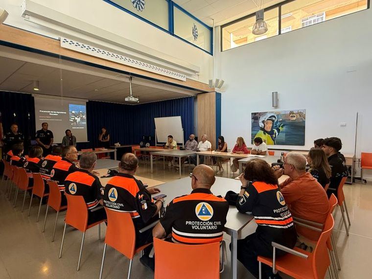 Porteros y vigilantes de carpas feriales reciben formación de la Policía Local como “una muestra del compromiso de todos contra las agresiones sexuales”