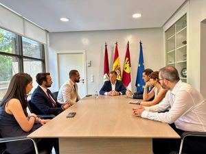 Manuel Serrano recibe a la Asociación de Jóvenes Abogados y les anima a “consolidar a Albacete como la capital regional de la Justicia”