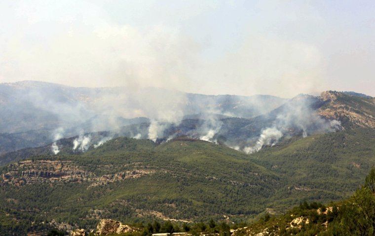 En total son 58 medios, con 373 personas los que se luchan contra las llamas. De los que tres son medios de coordinación, dos medios de extinción y aéreos 53 de extinción terrestre.