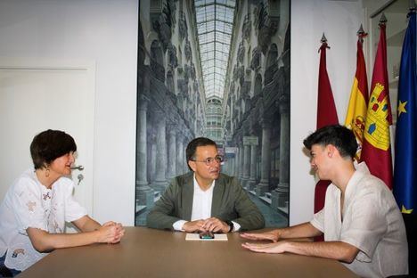 Manuel Serrano recibe al coreógrafo y bailarín albaceteño Ismael Olivas y pone en valor una trayectoria que llevará el nombre de Albacete al mundo