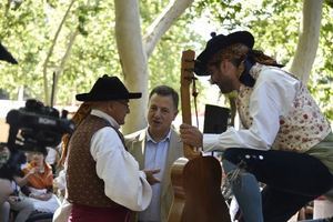 El alcalde pone en valor el uso del traje manchego como “una seña de identidad y tradición”, en el desfile de Exaltación que organiza Abuela Santa Ana