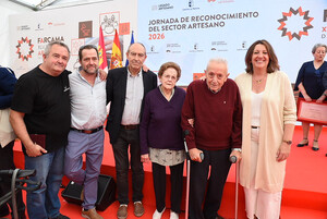 Merino acompaña a los artesanos de Albacete reconocidos en los premios regionales de artesanía en los que el alfarero y ceramista Rafael Cebrián ha recibido el principal galardón