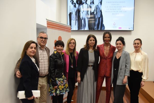 Rosa González de la Aleja reivindica la igualdad de género en todos los ámbitos profesionales, también en la industria de la moda, y muestra su rechazo ante cualquier tipo de discriminación