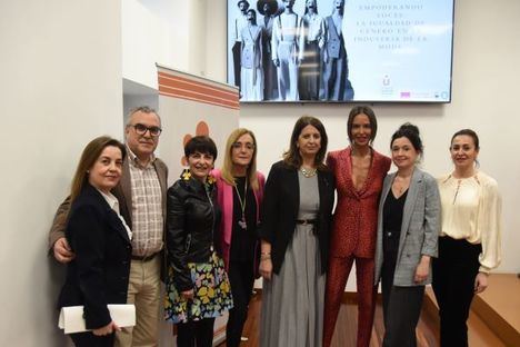 Rosa González de la Aleja reivindica la igualdad de género en todos los ámbitos profesionales, también en la industria de la moda, y muestra su rechazo ante cualquier tipo de discriminación