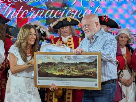 El stand de la Junta viaja en el tiempo hasta el siglo XVIII durante la presentación de la histórica ‘Batalla de Almansa 1707’