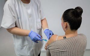Sanidad recuerda la efectividad de la vacunación frente a la gripe y covid y anima a la población a participar en la campaña