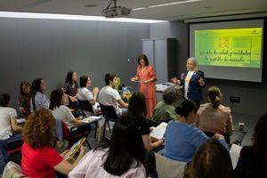 La Dirección General de Humanización y Atención Sociosanitaria acerca a los profesionales sanitarios las habilidades formativas en el ámbito de la Escuela de Salud y Cuidados