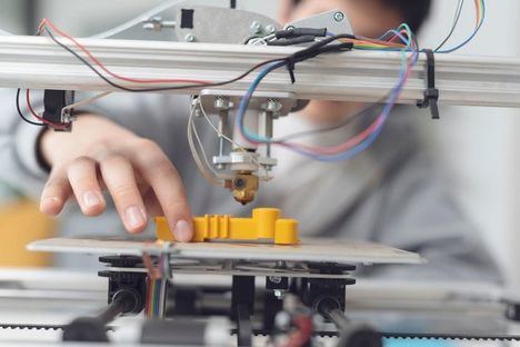 El Gobierno regional saca a licitación el reparto de casi 7.000 dispositivos informáticos para desarrollar proyectos de innovación en centros educativos