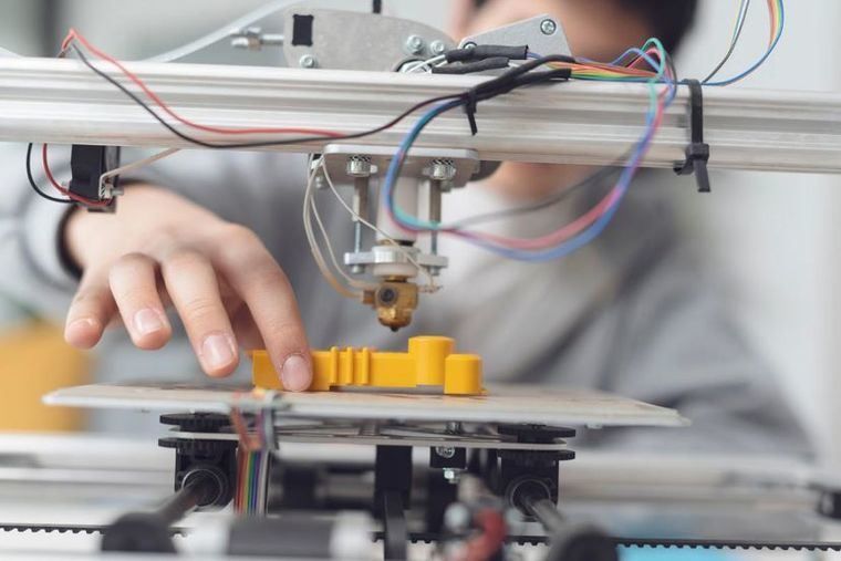El Gobierno regional saca a licitación el reparto de casi 7.000 dispositivos informáticos para desarrollar proyectos de innovación en centros educativos