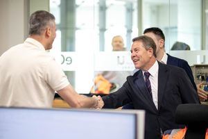 García-Page anuncia 13 millones de euros para “movilizar 100.000 ayudas en becas para libros y comedores escolares” el próximo curso