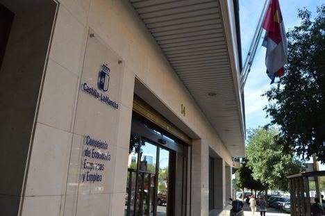 El Gobierno regional y el sector pactan el calendario de aperturas en domingos y festivos de grandes superficies comerciales para el año 2026