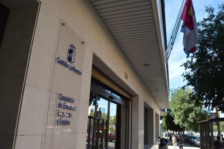 El Gobierno regional y el sector pactan el calendario de aperturas en domingos y festivos de grandes superficies comerciales para el año 2026