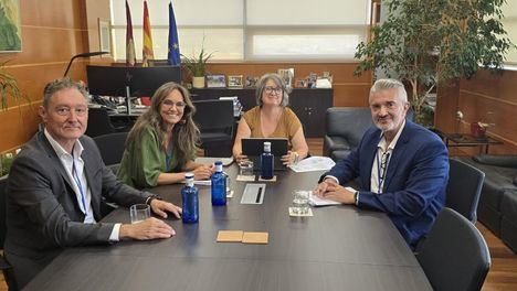 El Gobierno regional impulsa junto a los máximos representantes del sector del textil la recogida selectiva y la circularidad de estos residuos en Castilla-La Mancha