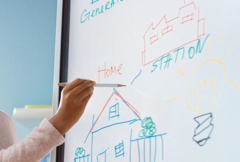 El Gobierno regional licita 360 acciones formativas dentro del plan de mejora del uso de paneles digitales interactivos que llegarán a 250 localidades del medio rural