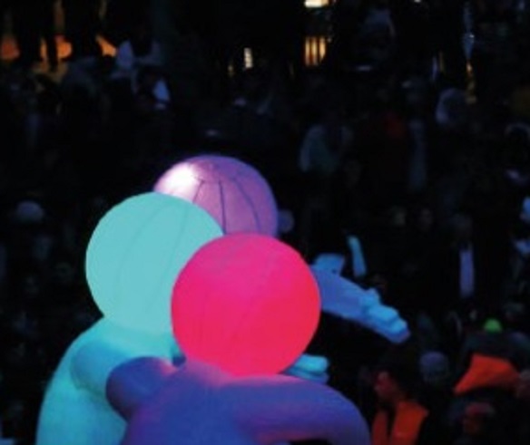 El Pasacalles Giants Babies de la Compañía Light Circus llega esta tarde a las calles peatonales del centro de la ciudad de Albacete