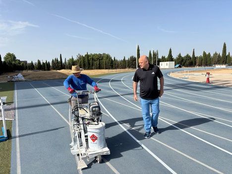 El Ayuntamiento invierte 30.000 euros en las pistas de atletismo “para prepararlas de cara al próximo Campeonato de España y seguir mejorando nuestras dotaciones deportivas”