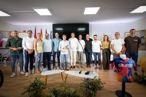 Pistoletazo de salida para la V Gran Fondo Internacional Sierra de Albacete en el stand ferial de la Diputación