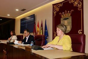 El Ayuntamiento aprueba por unanimidad la moción de apoyo al sector cuchillero, que ha sido leída por la presidenta de Aprecu