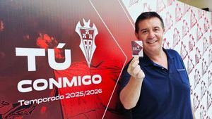 Santi Cabañero, con el Alba. El presidente ha reafirmado el compromiso de la Diputación con “un club que hace provincia dentro y fuera del campo”

 
