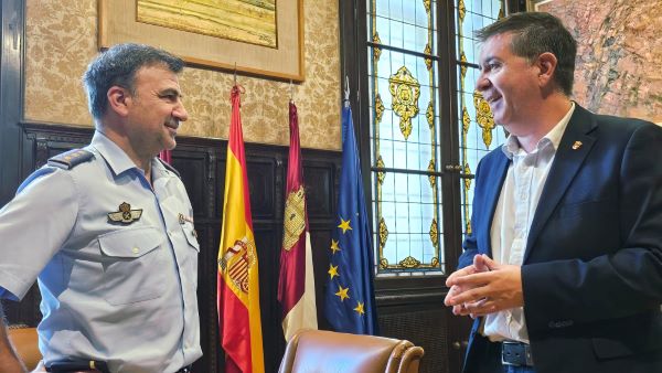 Santi Cabañero se reúne con el coronel Óscar Carazo para fortalecer la colaboración en Albacete