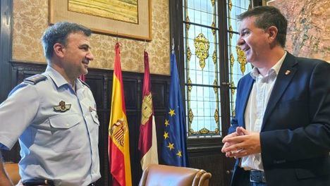 Santi Cabañero se reúne con el coronel Óscar Carazo para fortalecer la colaboración en Albacete
