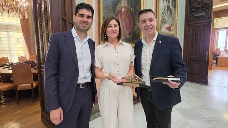 Cabañero reconoce la trayectoria de Mari Carmen Sáez, Mejor Docente de Infantil de España, y reivindica el talento educativo que nace y crece en el medio rural