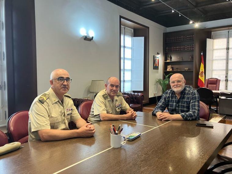 El delegado de la Junta recibe al nuevo coronel del CENAD de Chinchilla, el coronel Miguel Riesco