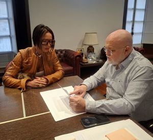 Ruiz Santos se reúne con la diseñadora Lola Muñoz para estudiar posibles vías de colaboración entre la Junta y el sector de la moda