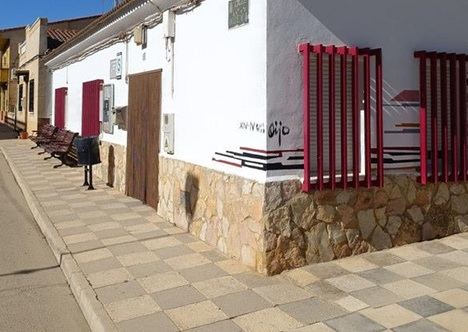 El nuevo pavimento del centro sociocultural de Los Anguijes, que también es utilizado como consultorio, costará 13.290 euros y “va a mejorar la calidad de vida de los usuarios”