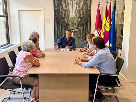 Manuel Serrano felicita a la Peña Templete por la organización de la Ofrenda de Flores que “esta Feria volverá a ser el mejor homenaje a la Patrona”