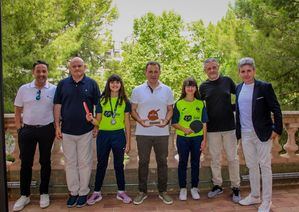 Manuel Serrano recibe a las jugadoras del Club de Tenis de Mesa que “han llevado a lo más alto el nombre de Albacete en el Campeonato de España”