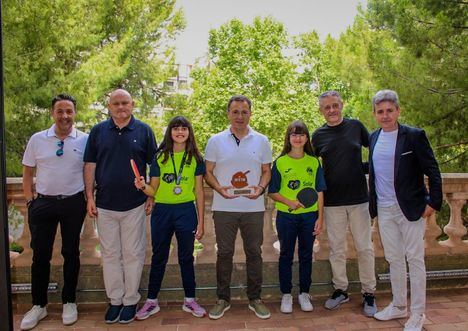 Manuel Serrano recibe a las jugadoras del Club de Tenis de Mesa que “han llevado a lo más alto el nombre de Albacete en el Campeonato de España”