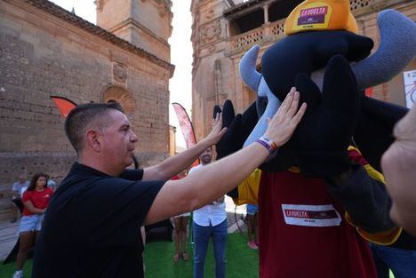 Toro Piñón conquista a más de 1.500 pequeños ‘gregarios’ para llenar de ilusión la etapa de La Vuelta por la Sierra de Albacete