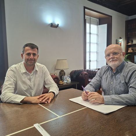 Ruiz Santos traslada al consistorio de Hoya Gonzalo el compromiso de la Junta para financiar el mobiliario urbano de su nueva zona verde