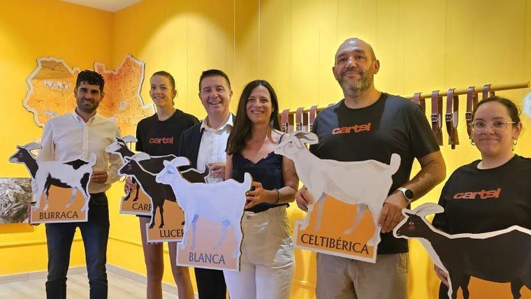 Cabañero, González y Ruiz visitan el stand de la Diputación en la Feria de Albacete para agradecer el esfuerzo de quienes ultiman cada detalle