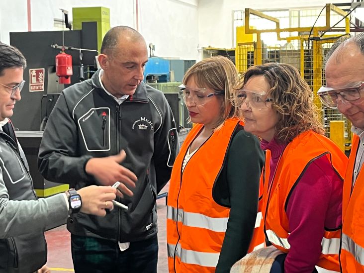 Amparo Torres destaca el valor añadido que aporta la especialización industrial a la economía local