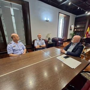 El delegado de la Junta despide al coronel Caamaño y da la bienvenida a su sustituto al frente del Ala 14 y la Base Aérea, el coronel jefe Francisco Javier Rodríguez Ramos