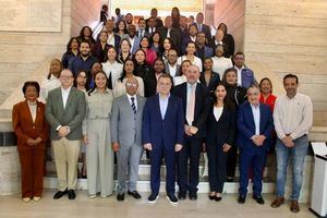 Manuel Serrano recibe a una alta delegación dominicana y felicita a la Facultad de Derecho por el máster que realiza en colaboración con el país caribeño