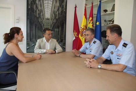 Manuel Serrano recibe al nuevo coronel del TLP y le desea éxitos en un programa táctico “que es garantía de paz y da a conocer a la ciudad en todo el mundo”