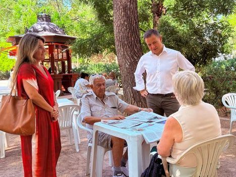 El alcalde anima a los albaceteños a disfrutar de la lectura y los entornos naturales de la ciudad en los ocho kioscos instalados en parques de Albacete