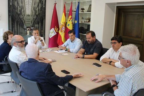 El alcalde destaca la labor de la Real Asociación Virgen de Los Llanos en la promoción del cariño hacia la Patrona de Albacete